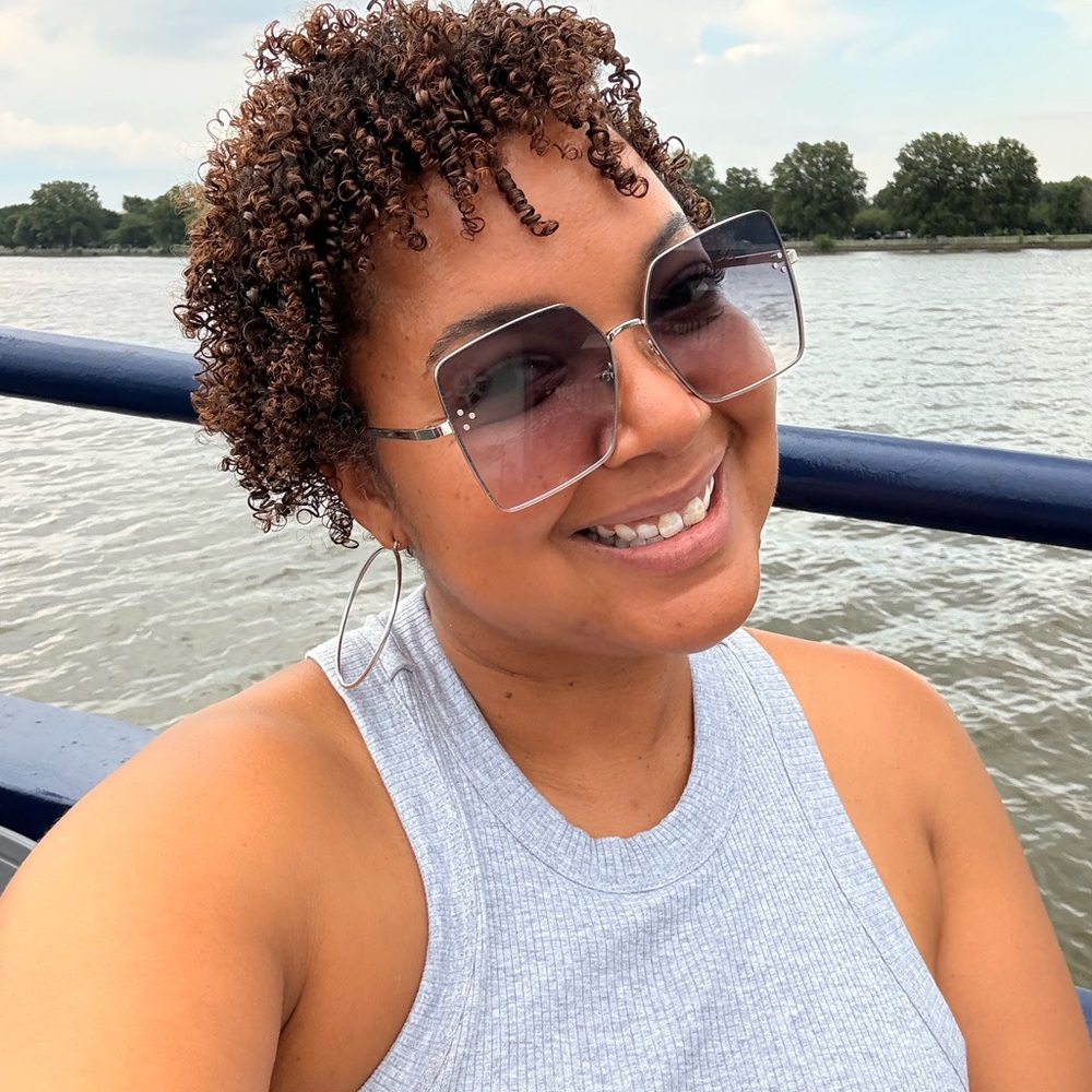 Meet your Posher, Latisha